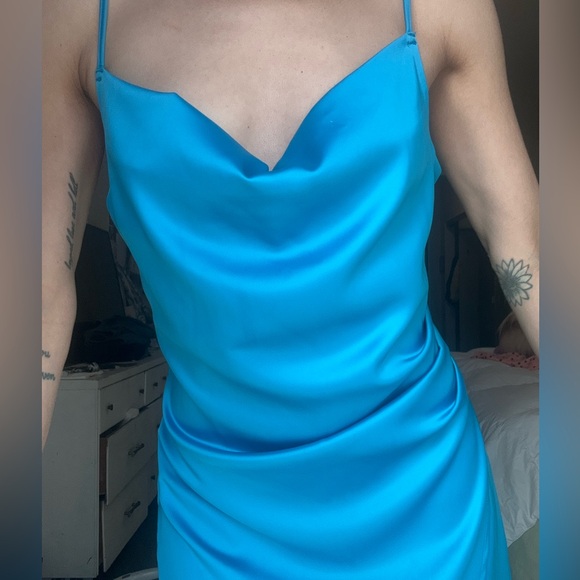 THE DRESS IS LARGE ON ME THATS WHY IT HANGS IN THE BACK. Never worn - Picture 4 of 7